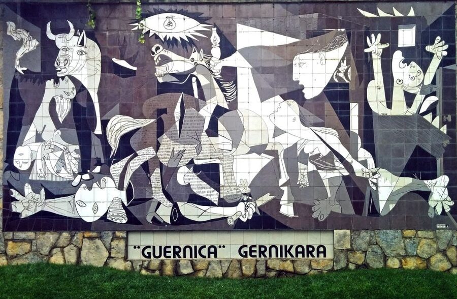 Madrid: Guided visit to Reina Sofia & Thyssen Museum - The walk from Atocha toward the Thyssen