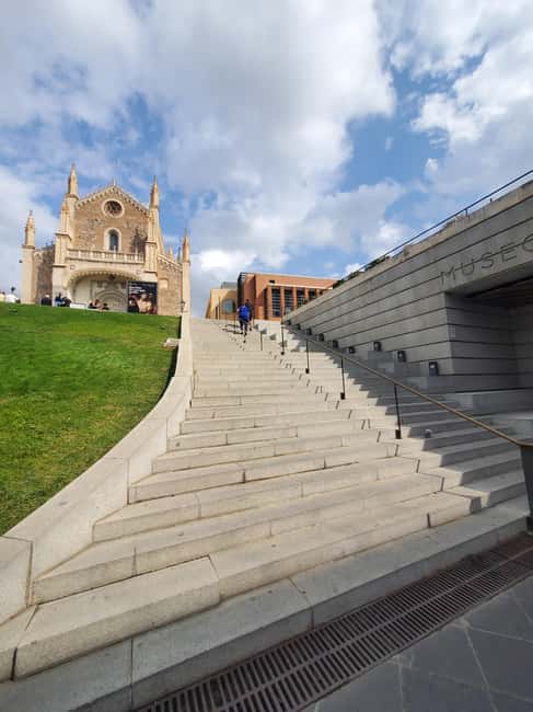 Madrid: guided visit to the Museo del Prado with a native Italian tour guide - Entering the Prado with a clear plan