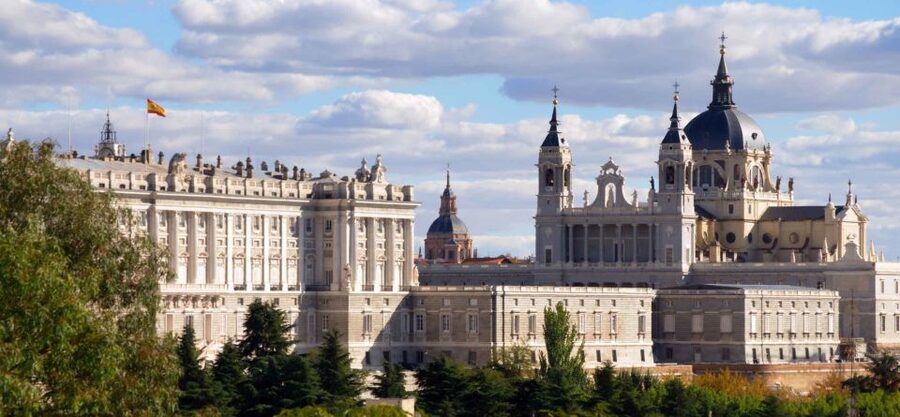 Madrid: Guided Visit to the Royal Palace - Royal apartments and private rooms