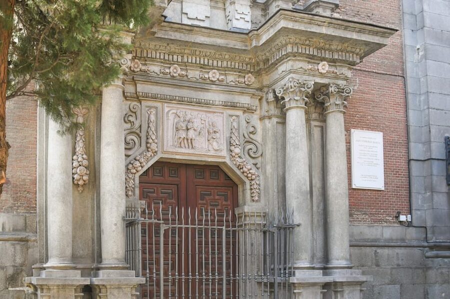 Madrid: Hidden Gems and Secrets Small Group Walking Tour - Starting at Puerta Cerrada, where Madrid began