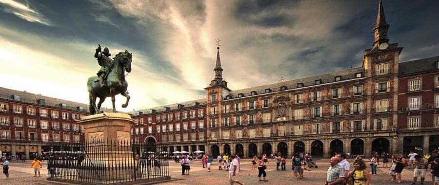Madrid: Historical Center 2.5-Hour Guided Walking Tour - A compact walk through Madrid’s two royal eras
