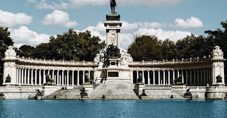 Madrid: Historical Center 2.5-Hour Guided Walking Tour - San Miguel Market: a pause for everyday Madrid