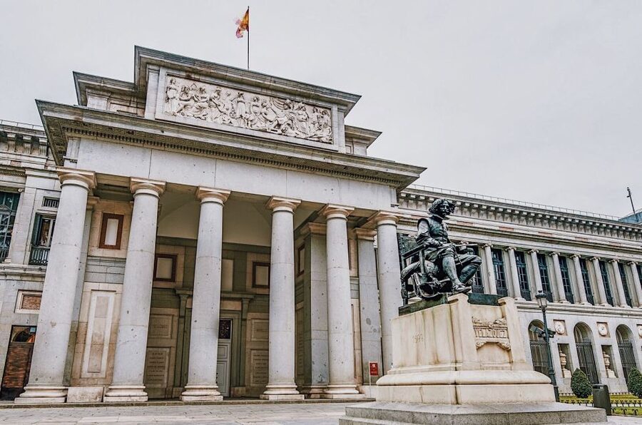 Madrid: Historical Center 2.5-Hour Guided Walking Tour - The world’s oldest restaurant and Madrid’s curious details
