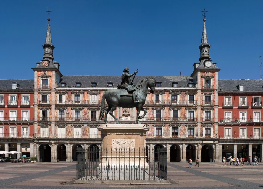 Madrid Historical Centre & Old Town Walking Tour in French - Almudena Cathedral and Madrid’s changing skyline