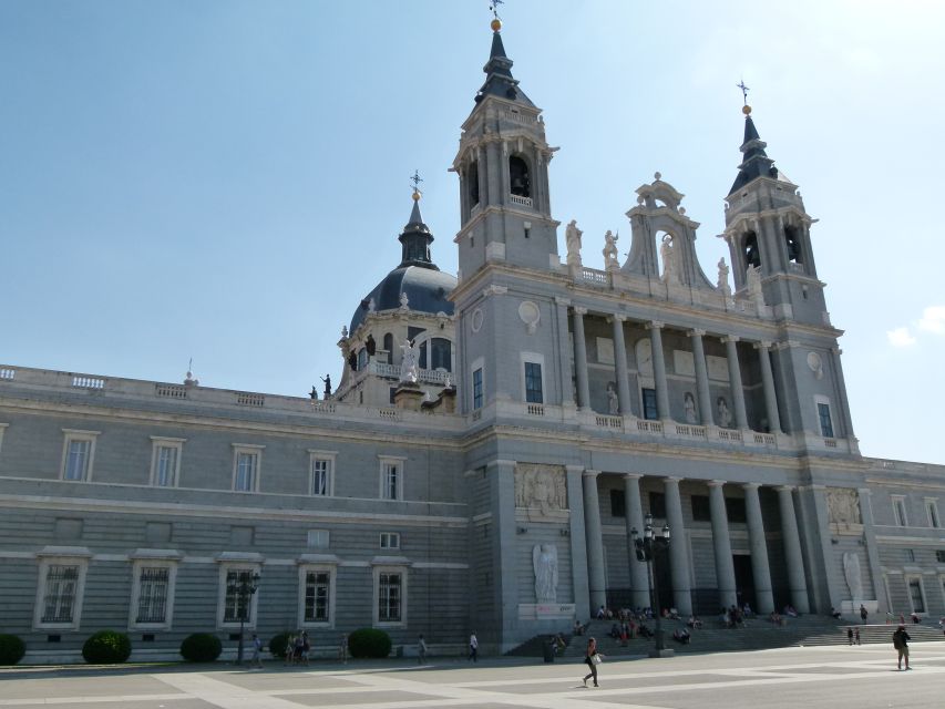 Madrid Historical Centre & Old Town Walking Tour in French - Why the small group matters