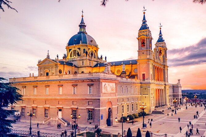 Madrid (Historical Centre) Scavenger Hunt and Self-Guided Tour - El Oso y el Madroño and the symbols of Madrid