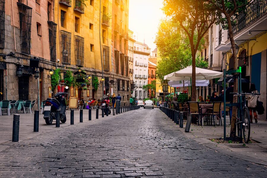 Madrid: History, Bites & Sips – An Intimate Tour Since 2018 - Starting beneath the painted Plaza Mayor