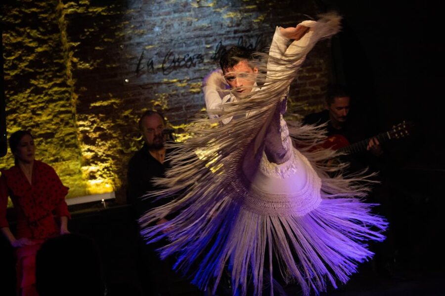 Madrid: La Cueva de Lola Flamenco Show Tickets with Drink - Why the small room changes the experience