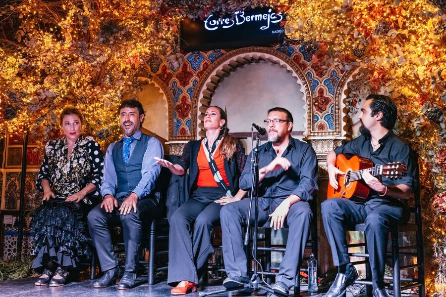 Madrid: Live Flamenco Show with Food and Drinks Options - The practical rhythm of the evening