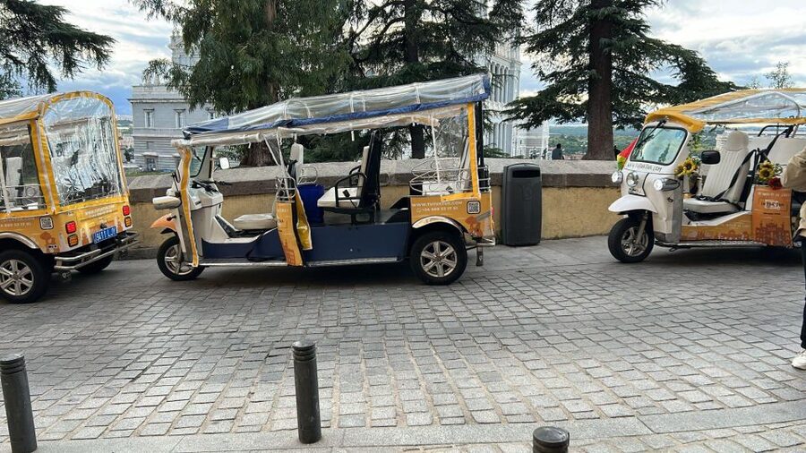 Madrid: Modern tour with Private guide in yellow tuk tuk - Metrópolis, Calle Alcalá, and Santa Ana
