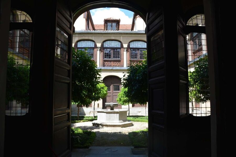Madrid: Monastery of Descalzas Reales Tour with Tickets - Why Descalzas Reales feels different from Madrid’s grand palaces