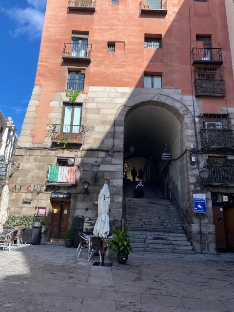 Madrid: Monastery of Descalzas Reales Tour with Tickets - The original palace staircase
