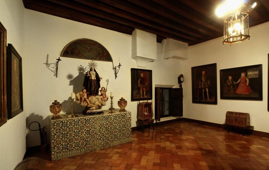 Madrid: Monastery of Descalzas Reales Tour with Tickets - A convent that is still in use