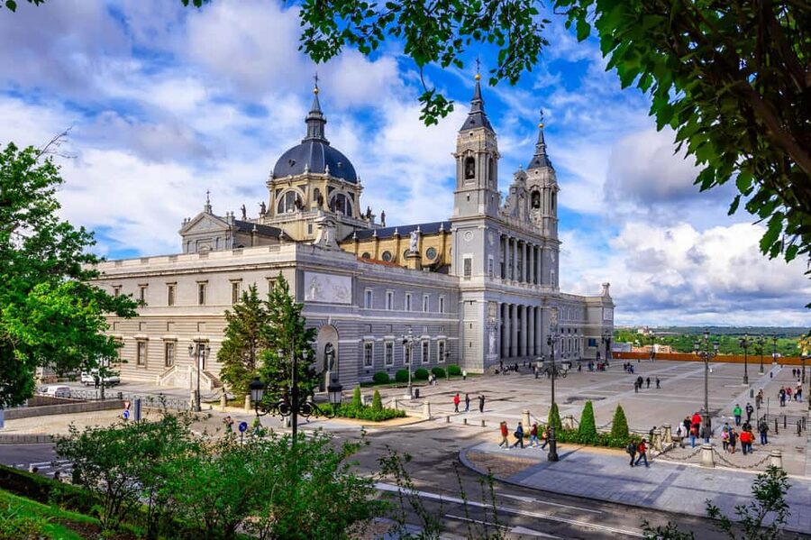Madrid Must-see with Atardeder at the Debod Temple - Teatro Real and Plaza de Oriente