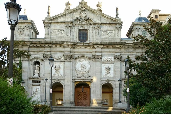 Madrid off the Beaten Path: Private Walking Tour (Customizable) - Gran Vía: a short finish with a big visual payoff