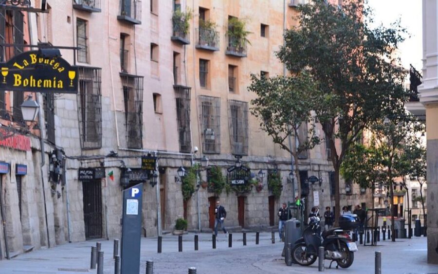 Madrid: Old Madrid Walking Food and Wine Tour - One drink at every tapas bar