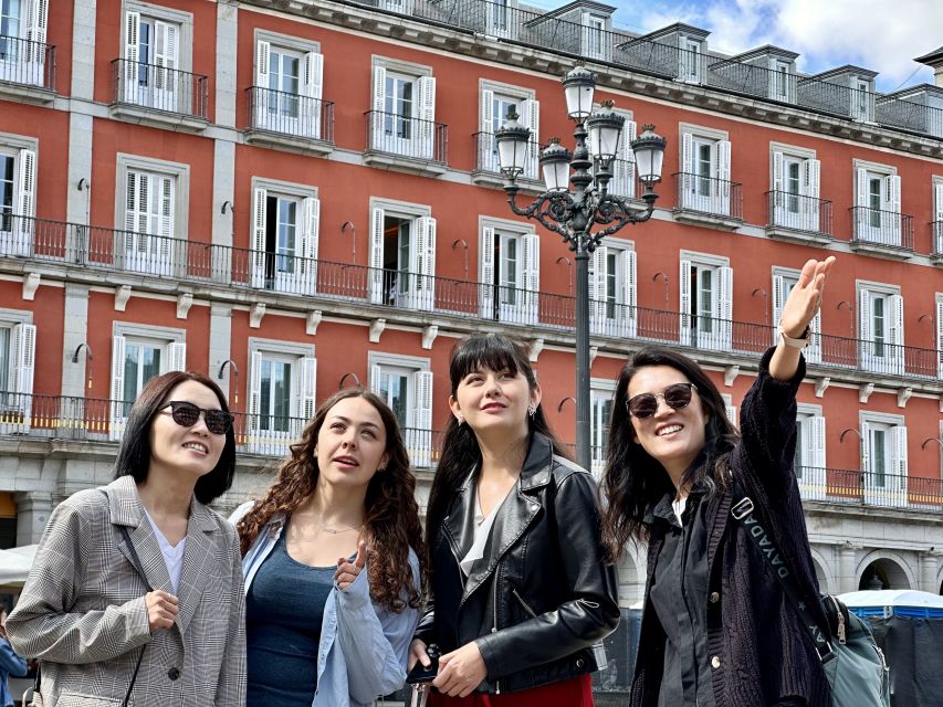 Madrid: Old Town Walking Tour and Flamenco Show - Walking through El Madrid de los Austrias