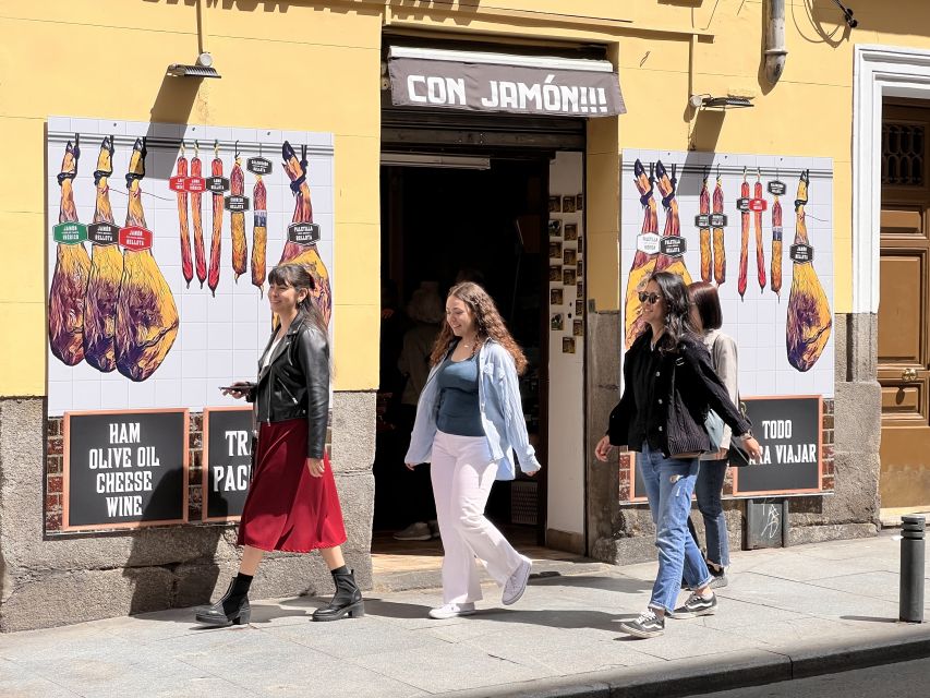 Madrid: Old Town Walking Tour and Flamenco Show - The drink option or the full dinner