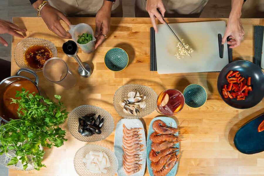 Madrid: Paella and Sangria Workshop with Tapas - What the atmosphere is like