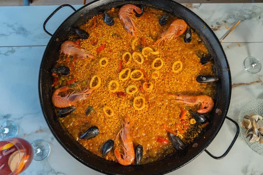 Madrid: Paella and Sangria Workshop with Tapas - Starting with sangria and Spanish snacks