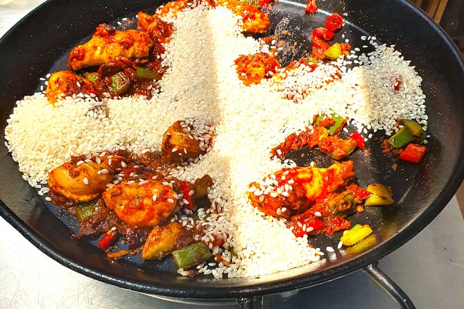 Madrid: Paella & Sangria Classes- Seafood, Chicken & Vegan option - Sitting Down to Eat in the Air-Conditioned Dining Room