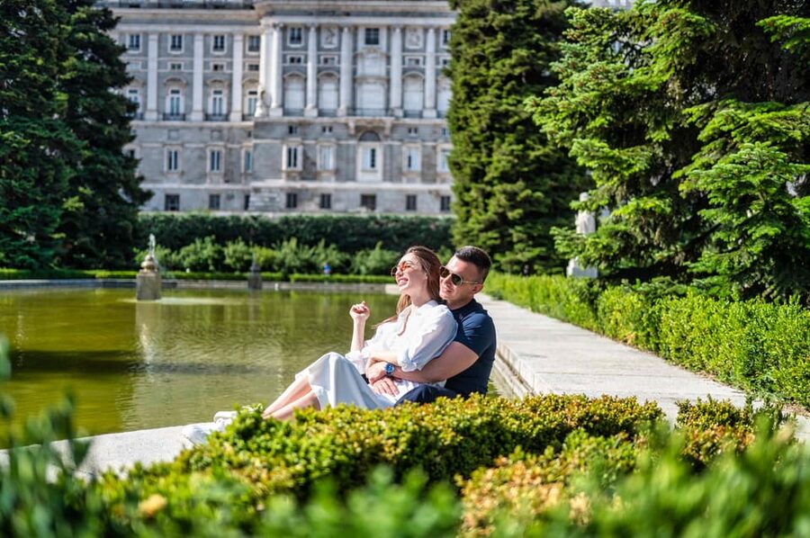 Madrid: Private Photoshoot with a Professional Photographer - Yago and Susana’s approach