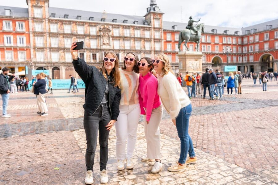 Madrid: Professional photoshoot at The Royal Palace - Meeting at the Felipe IV Monument
