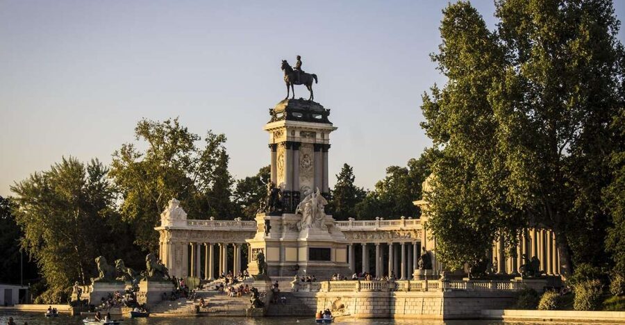 Madrid: Retiro Park Guided Tour and Tapas Tasting - Crystal Palace and the park’s grandest views