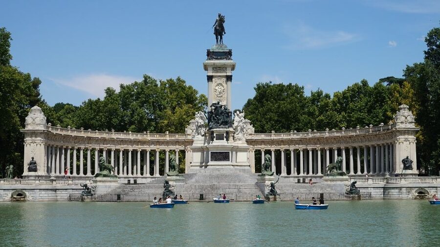 Madrid: Retiro Park Guided Tour and Tapas Tasting - What the 2.5-hour schedule really means