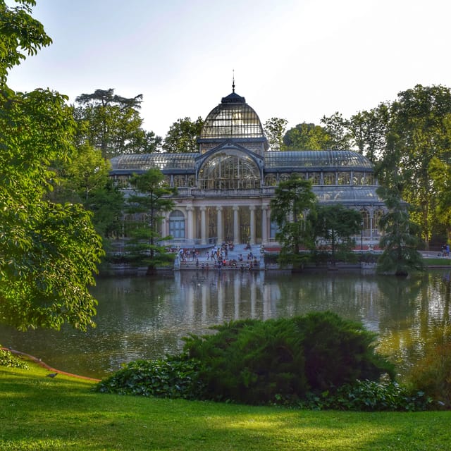 Madrid: Retiro Park Guided Tour with a Photographer - Retiro’s odd and memorable details