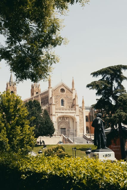 Madrid Retro Tour 120 min, old town, modern Madrid + surprise destination - Retiro Park and Puerta de Alcalá