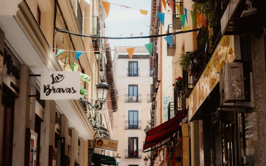 Madrid Retro Tour 120 min, old town, modern Madrid + surprise destination - The possible Bernabéu, bullring, or surprise finish