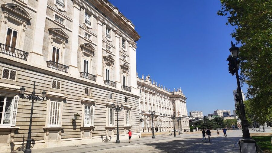 Madrid: Royal Palace Entry Ticket and Small Group Tour - Group size and the small-group promise