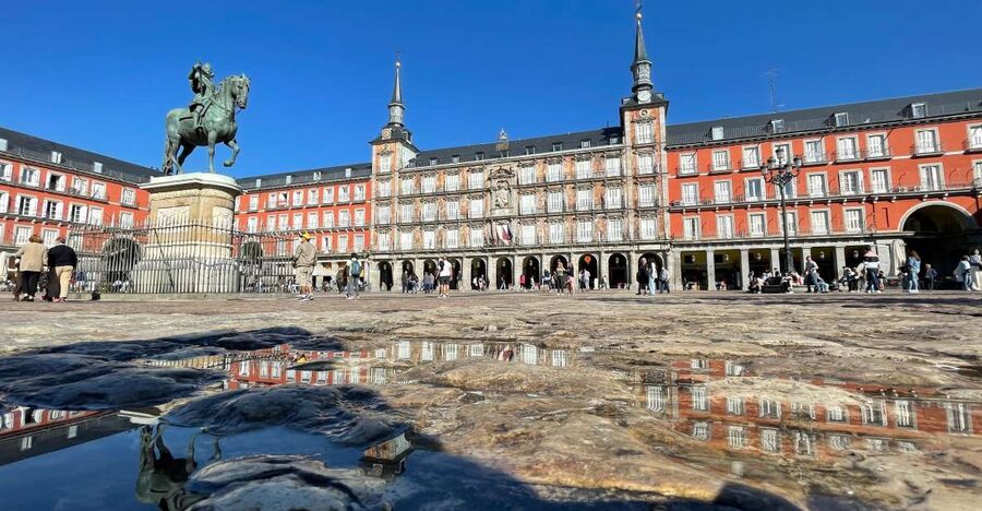 Madrid: Royal Palace Entry Ticket and Small Group Tour - The Plaza de la Armería and palace approach