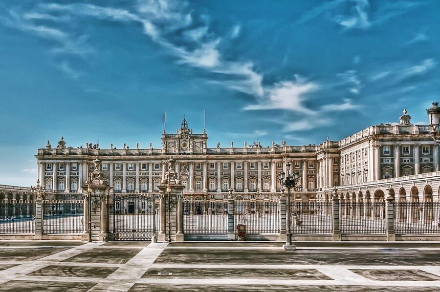 Madrid: Royal Palace Guided Tour with Entry Ticket - What the small group changes