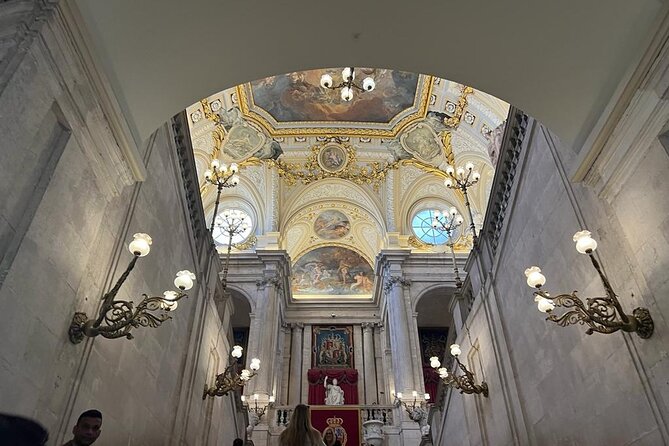 Madrid: Royal Palace Guided Tour with Skip the Line Ticket - A palace tour for families and first-time visitors