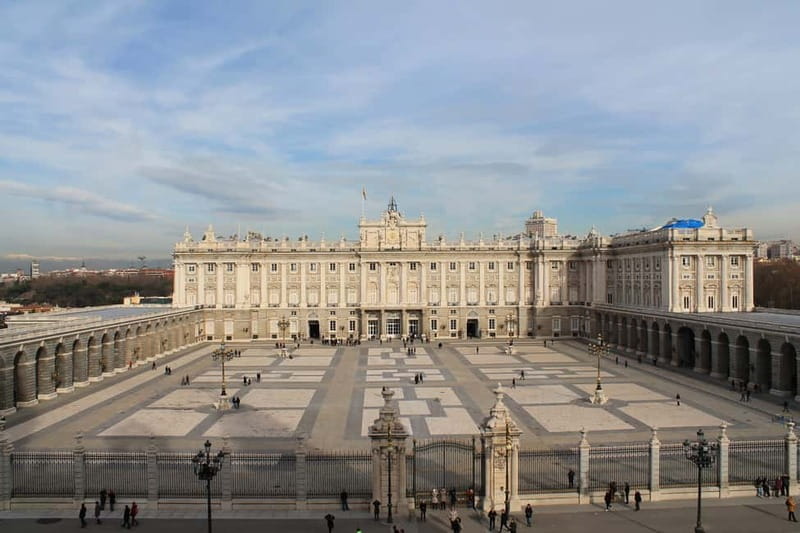 Madrid: Royal Palace Private Tour with Tickets - Key points to know before booking
