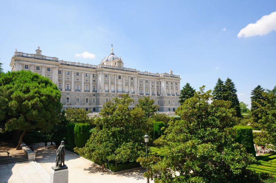 Madrid: Royal Palace Private Tour with Tickets - Why the private format matters