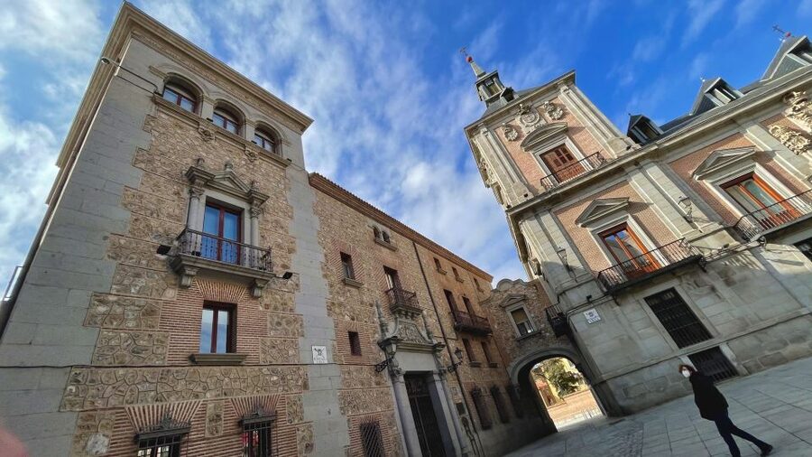 Madrid: Royal Palace Skip-the-Line Guided Tour - Plaza de la Villa and Madrid’s civic past