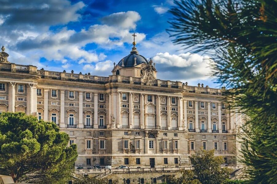 Madrid: Royal Palace Skip-the-Line Guided Tour - Plaza Mayor and the story around Felipe III