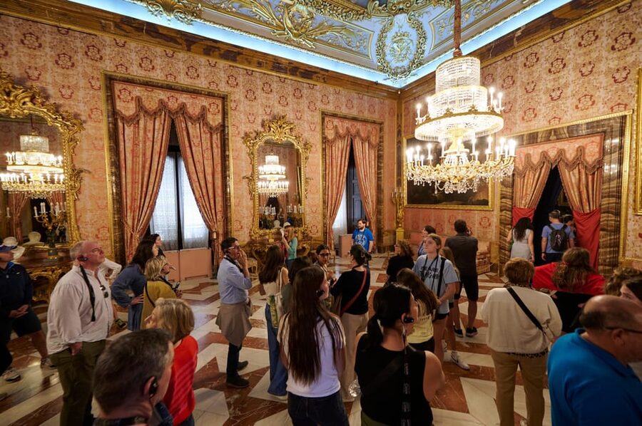 Madrid: Royal Palace Tour, Flamenco Show, & Tapas with Drink - Arriving at Torres Bermejas for flamenco