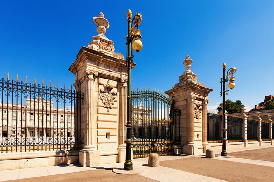 Madrid: Royal Palace VIP Tour with Skip-the-Line Ticket - The grand rooms, art, and royal furnishings