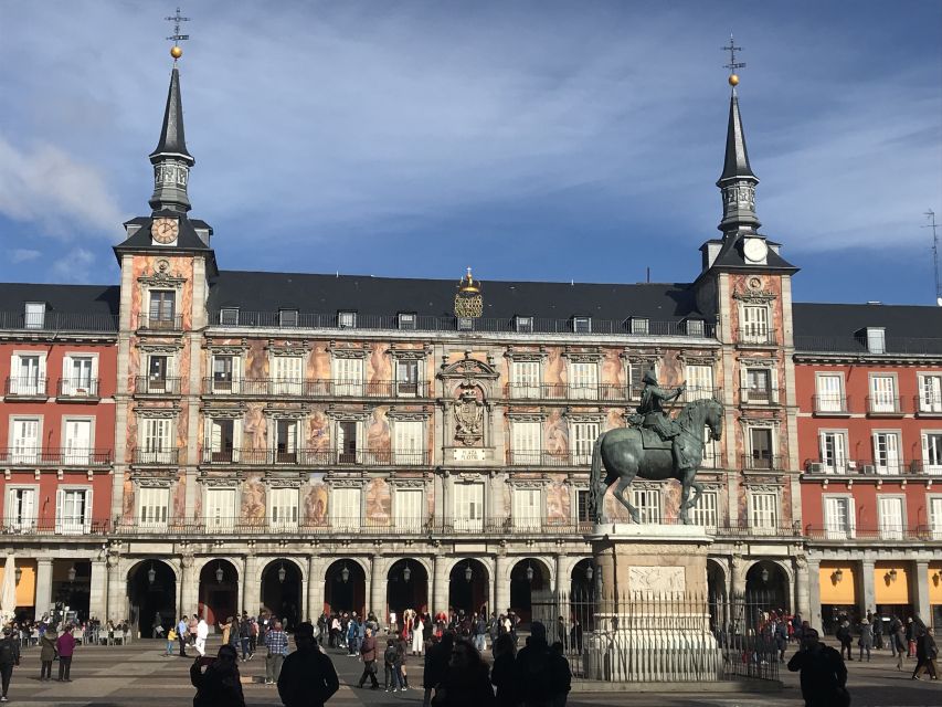 Madrid: Running Sightseeing Tour - Meeting Carlos III before the run