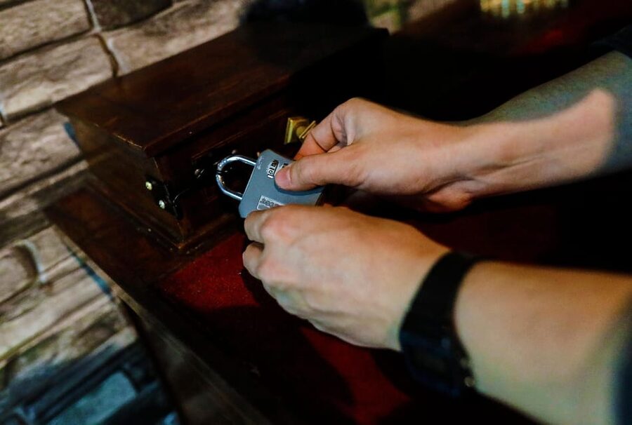 Madrid: Scary Escape Room "The Haunted Box" - Arriving at Calle de Covarrubias, 22