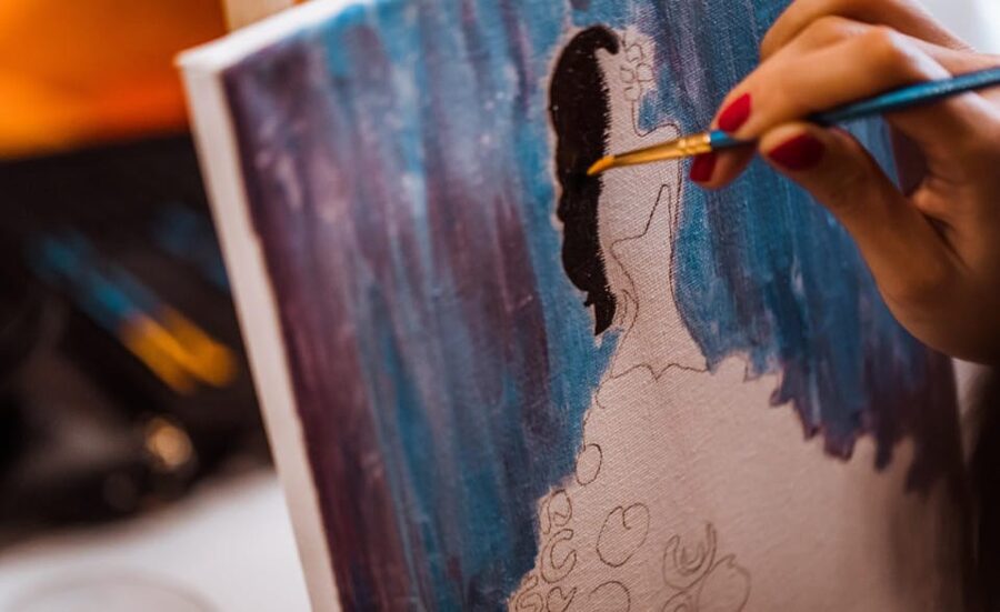 Madrid: Sip&Paint Workshop - The first minutes: supplies, apron, and a blank canvas