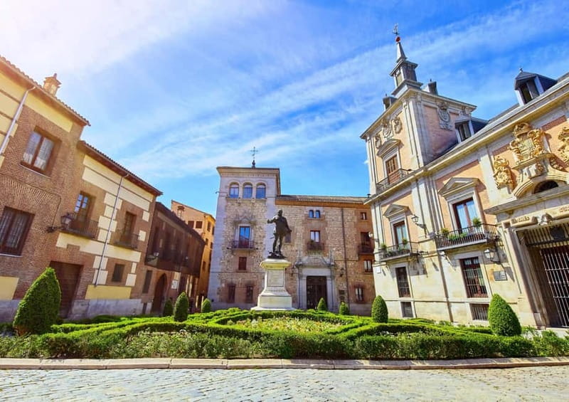 Madrid: Small-group historical walking tour - Almudena Cathedral and the Royal Palace