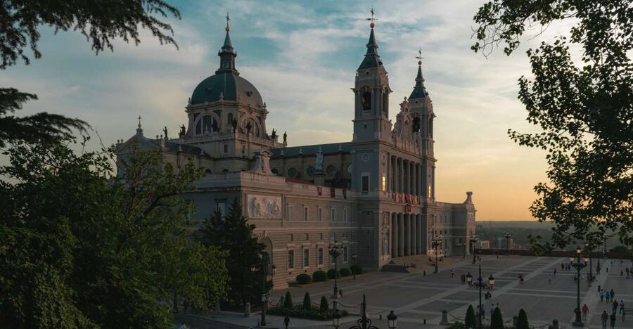 Madrid: Sunset Walking Tour with Optional Flamenco Show - Gran Vía, Metropolis, and Telefónica after dark