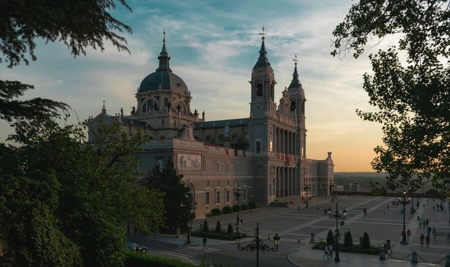 Madrid: Sunset Walking Tour with Optional Flamenco Show - San Miguel Market and the 90-minute pause