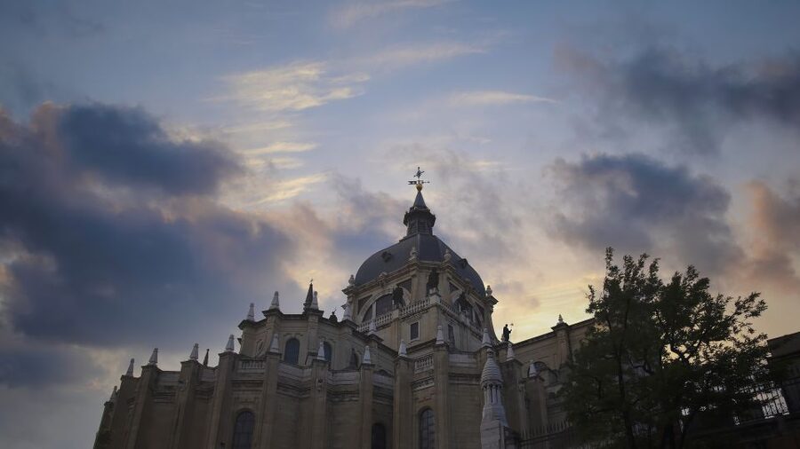 Madrid: Sunset Walking Tour with Optional Flamenco Show - The flamenco upgrade: show, regular dinner, or premium dinner