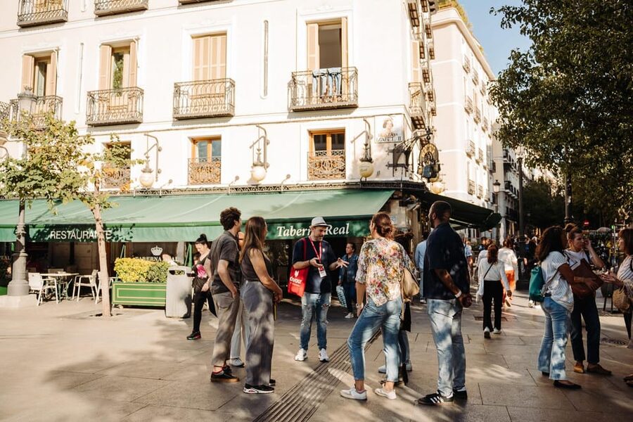 Madrid: Tapas, Taverns & History Tour - La Casa del Abuelo and Madrid’s garlic shrimp